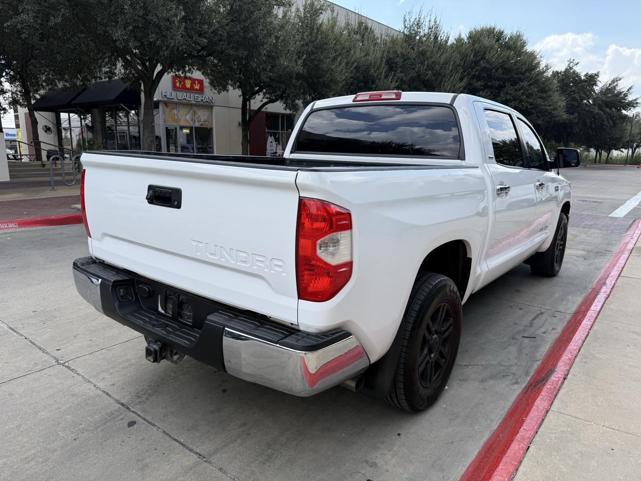 Toyota Tundra 4WD Truck CrewMax 5.7L FFV V8 6-Spd AT SR5 (Natl) 2016