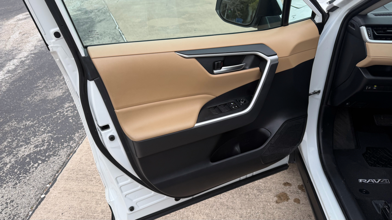 Toyota RAV4 Hybrid XLE AWD (Natl) 2019