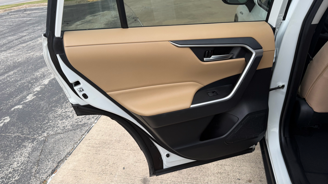 Toyota RAV4 Hybrid XLE AWD (Natl) 2019