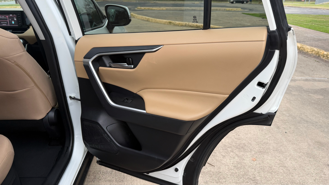 Toyota RAV4 Hybrid XLE AWD (Natl) 2019