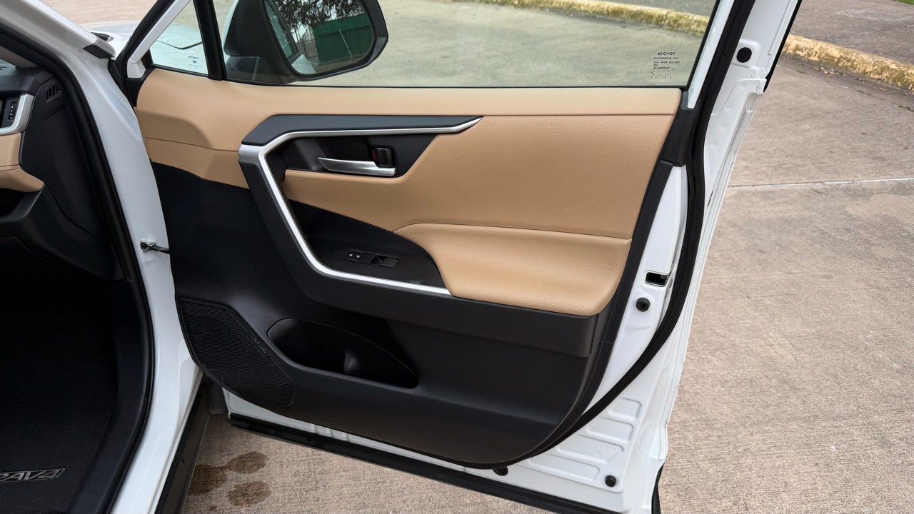 Toyota RAV4 Hybrid XLE AWD (Natl) 2019