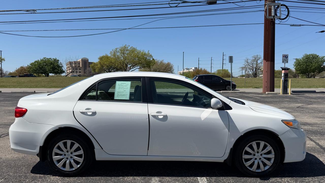 Toyota Corolla 4dr Sdn Auto LE Special Edition (Natl) 2013