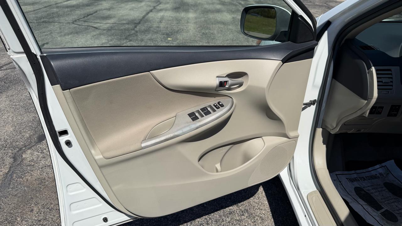 Toyota Corolla 4dr Sdn Auto LE Special Edition (Natl) 2013