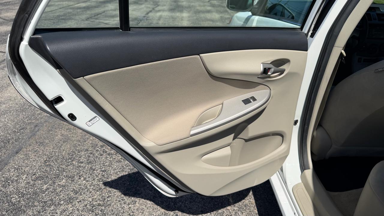 Toyota Corolla 4dr Sdn Auto LE Special Edition (Natl) 2013