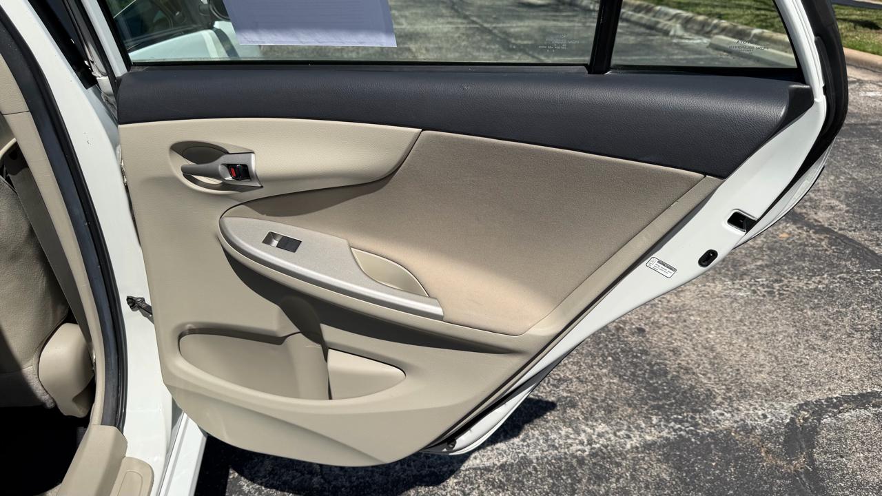 Toyota Corolla 4dr Sdn Auto LE Special Edition (Natl) 2013