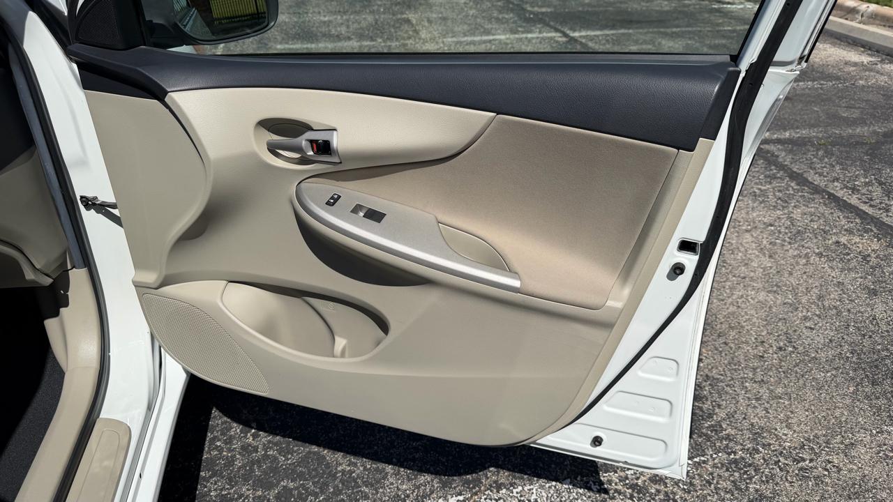 Toyota Corolla 4dr Sdn Auto LE Special Edition (Natl) 2013