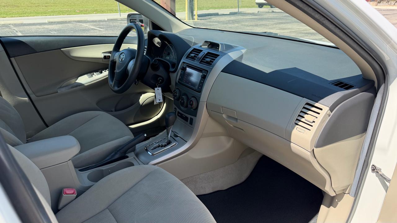 Toyota Corolla 4dr Sdn Auto LE Special Edition (Natl) 2013