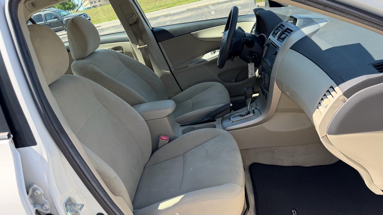 Toyota Corolla 4dr Sdn Auto LE Special Edition (Natl) 2013