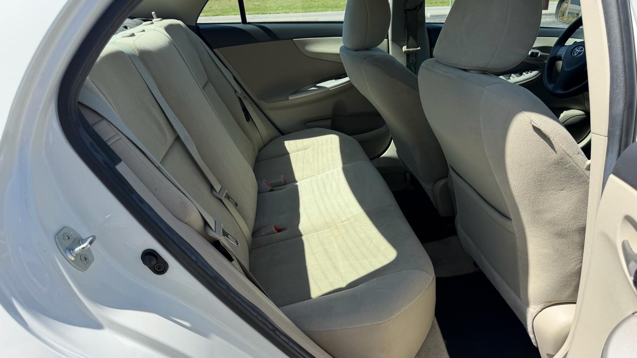 Toyota Corolla 4dr Sdn Auto LE Special Edition (Natl) 2013