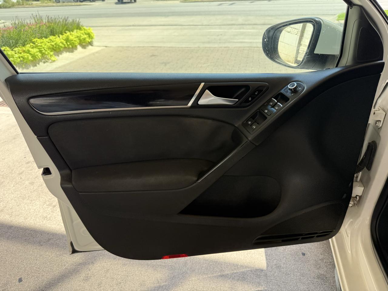 Volkswagen GTI 4dr HB DSG w/Sunroof & Navi PZEV 2012