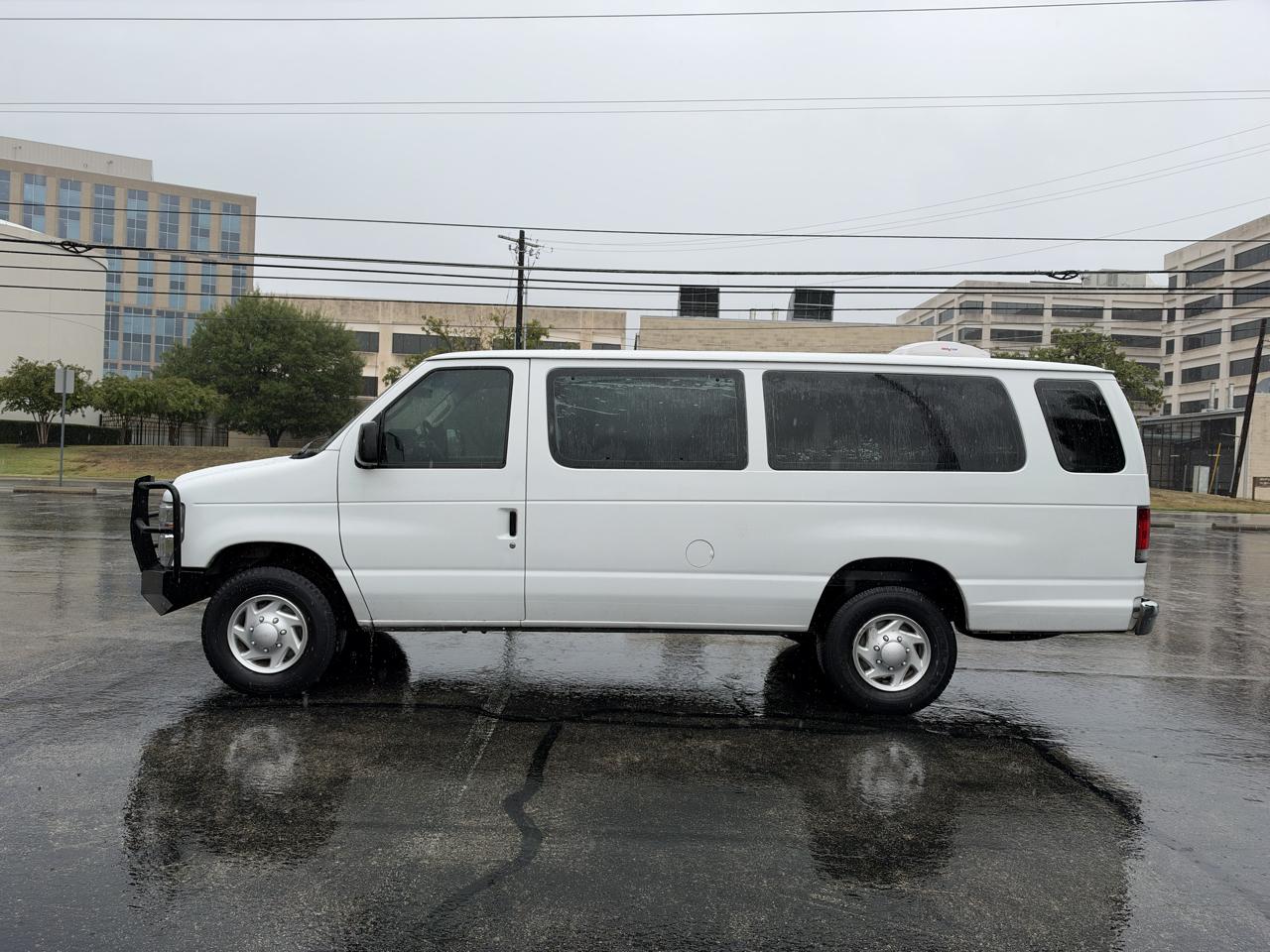 Ford Econoline Wagon E-350 Super Duty Ext XLT 2011
