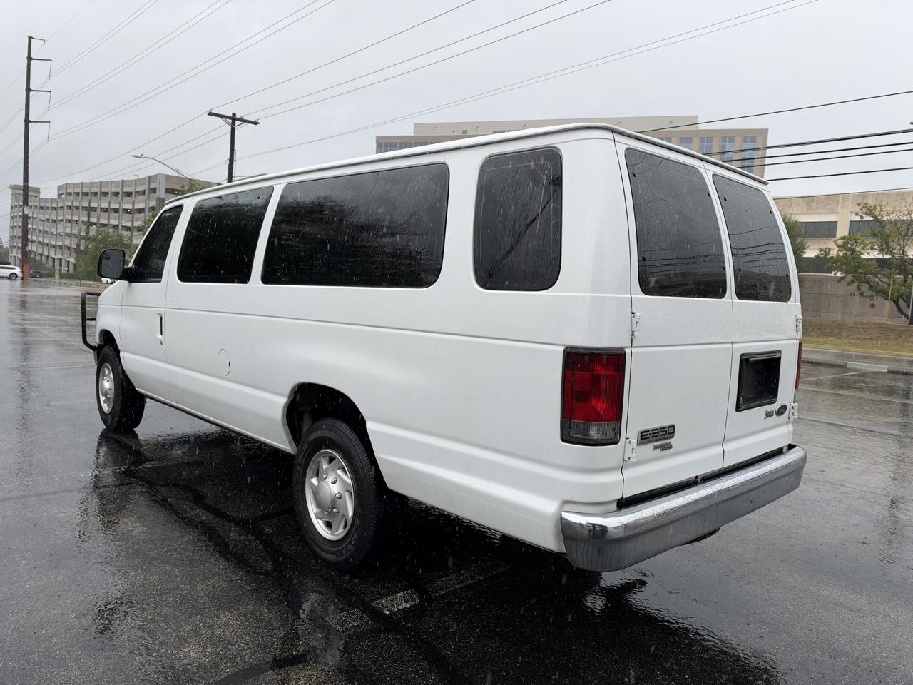 Ford Econoline Wagon E-350 Super Duty Ext XLT 2011