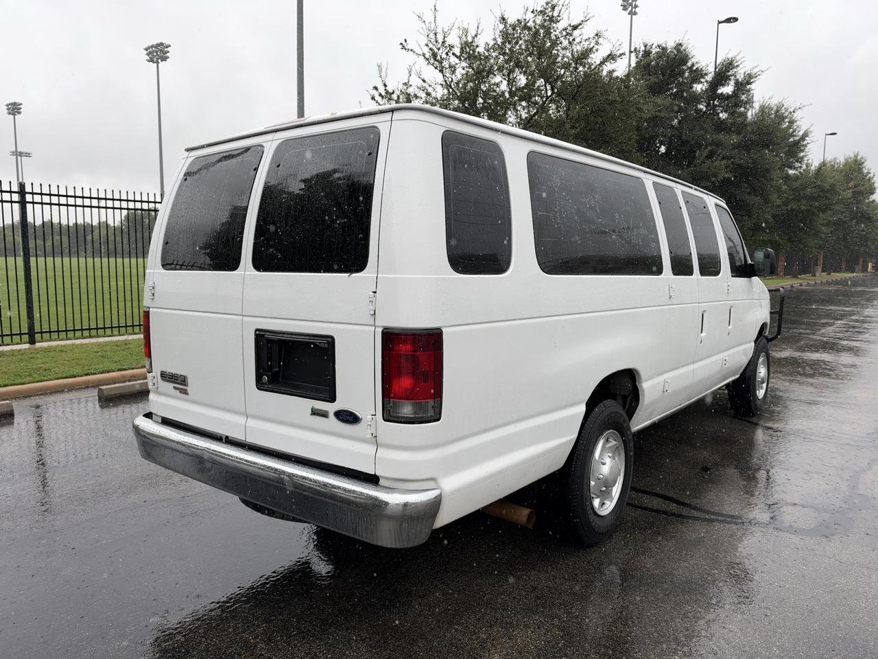 Ford Econoline Wagon E-350 Super Duty Ext XLT 2011