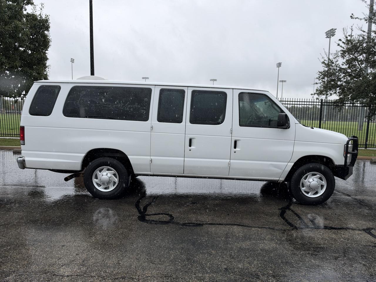 Ford Econoline Wagon E-350 Super Duty Ext XLT 2011