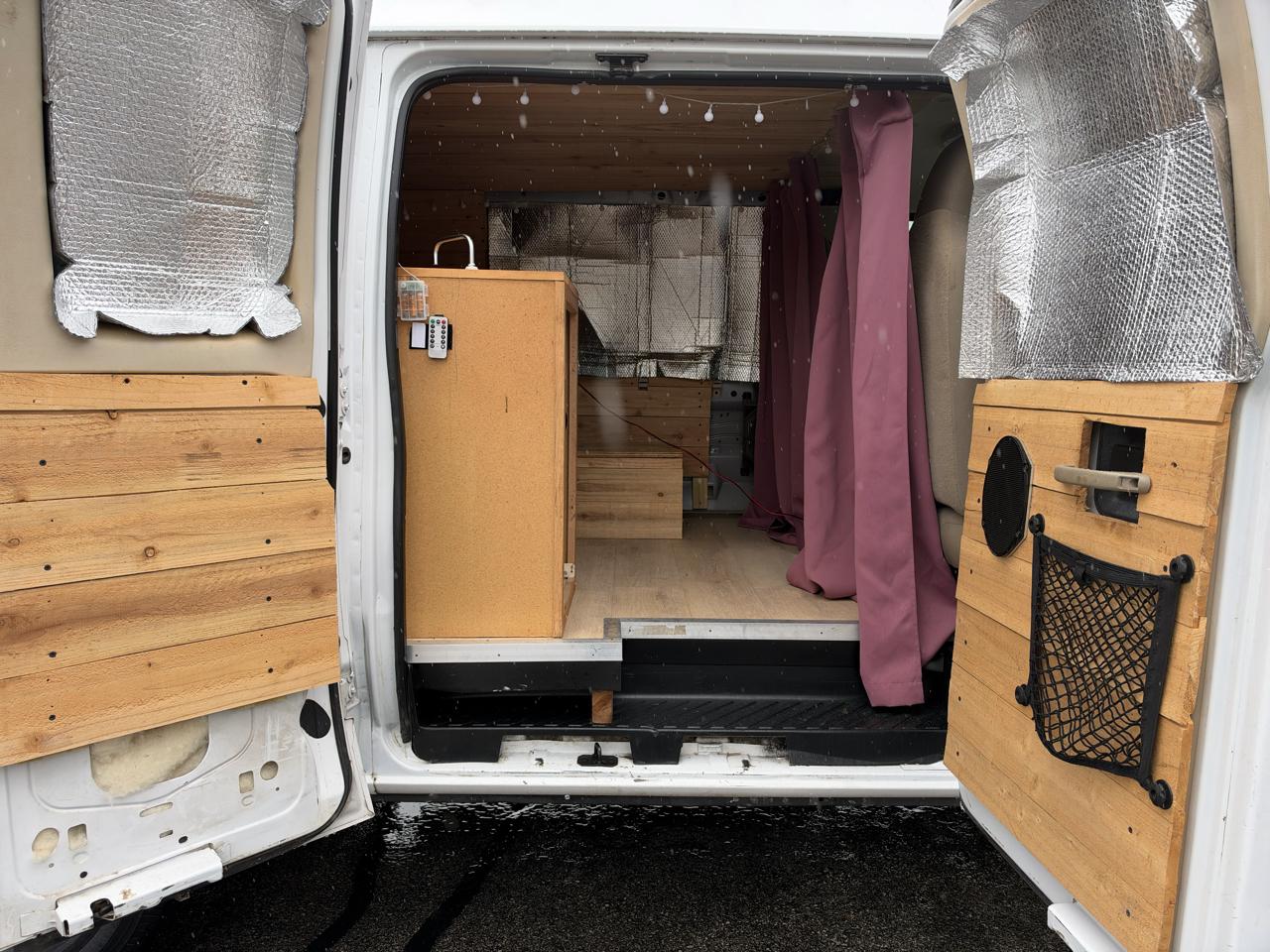 Ford Econoline Wagon E-350 Super Duty Ext XLT 2011