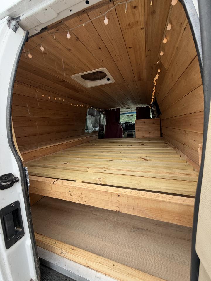 Ford Econoline Wagon E-350 Super Duty Ext XLT 2011