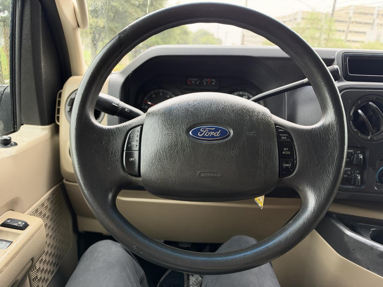 Ford Econoline Wagon E-350 Super Duty Ext XLT 2011
