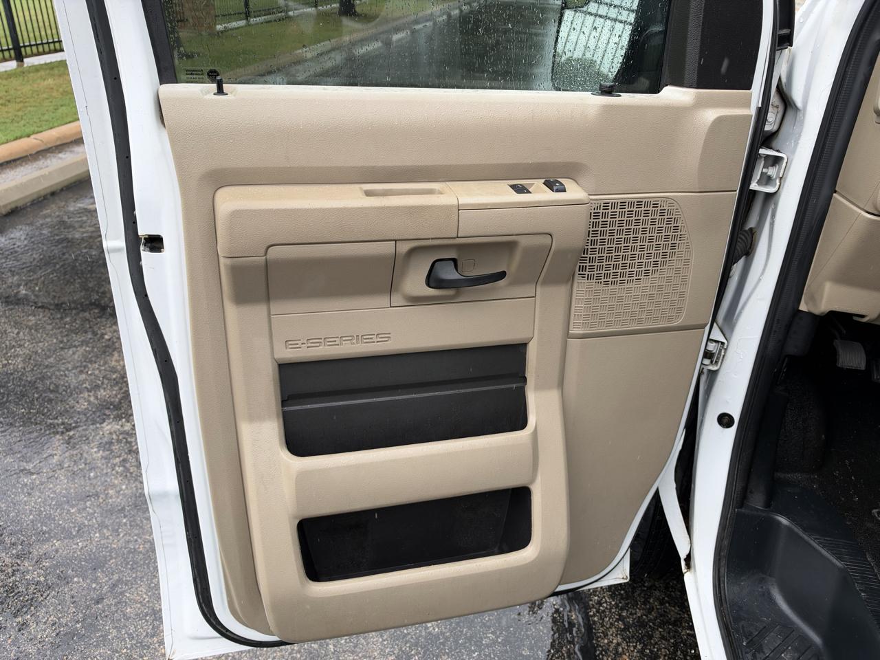 Ford Econoline Wagon E-350 Super Duty Ext XLT 2011
