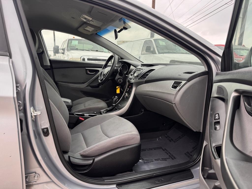 Hyundai Elantra SE 6AT 2015