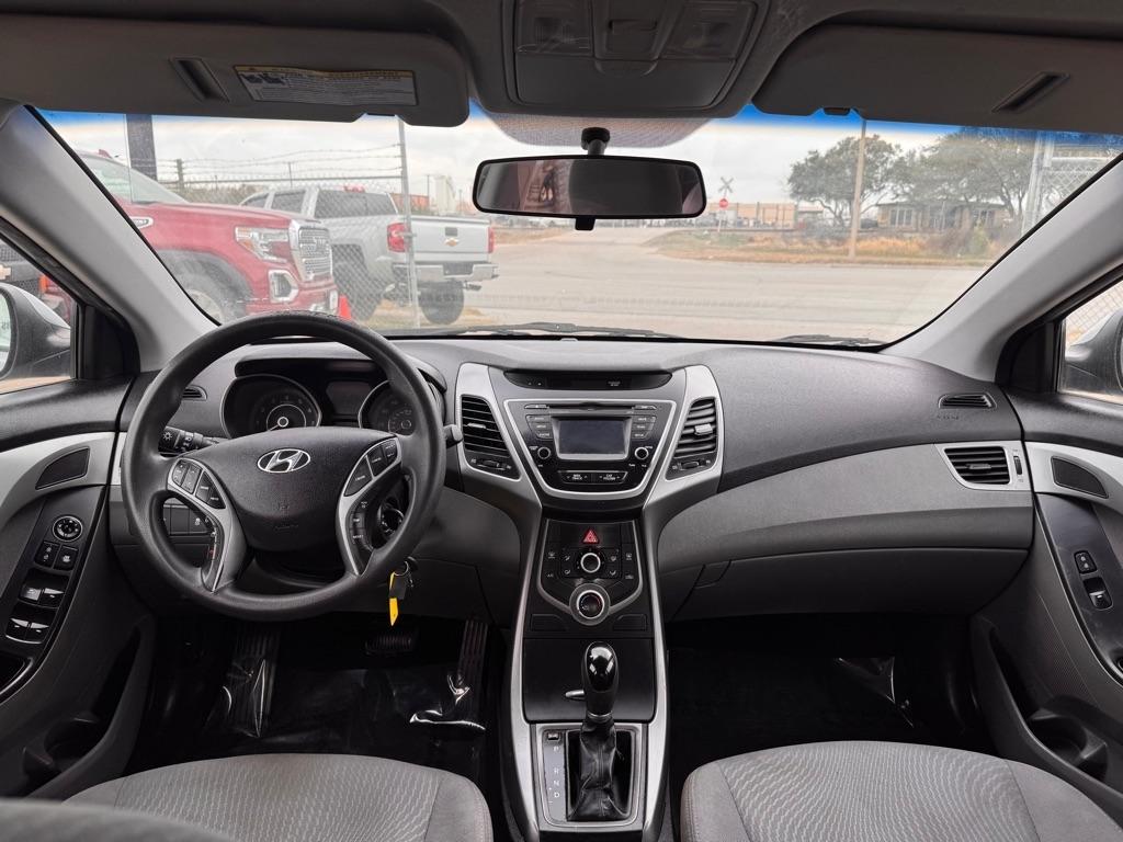 Hyundai Elantra SE 6AT 2015