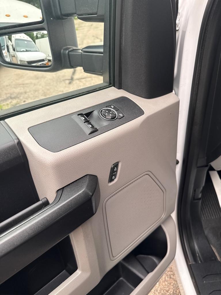 Ford Super Duty F-350 SRW XLT 2WD Reg Cab 8' Box 2018