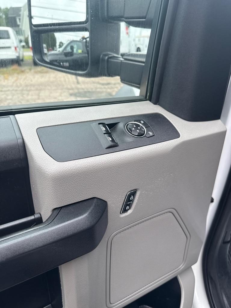 Ford Super Duty F-550 DRW XLT 2WD Reg Cab 145" WB 60" CA 2020
