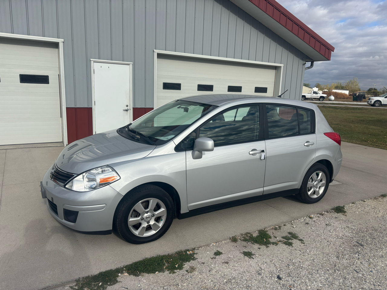 Nissan Versa 1.8 SL Hatchback 2012 Nissan Versa 1.8 SL Hatchback 2012