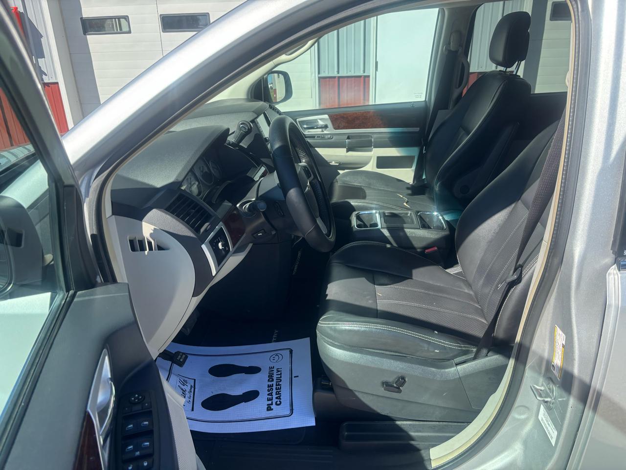 Chrysler Town & Country Touring Plus 2010