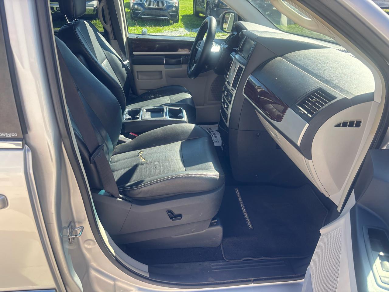 Chrysler Town & Country Touring Plus 2010