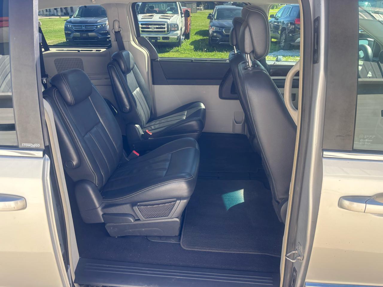 Chrysler Town & Country Touring Plus 2010