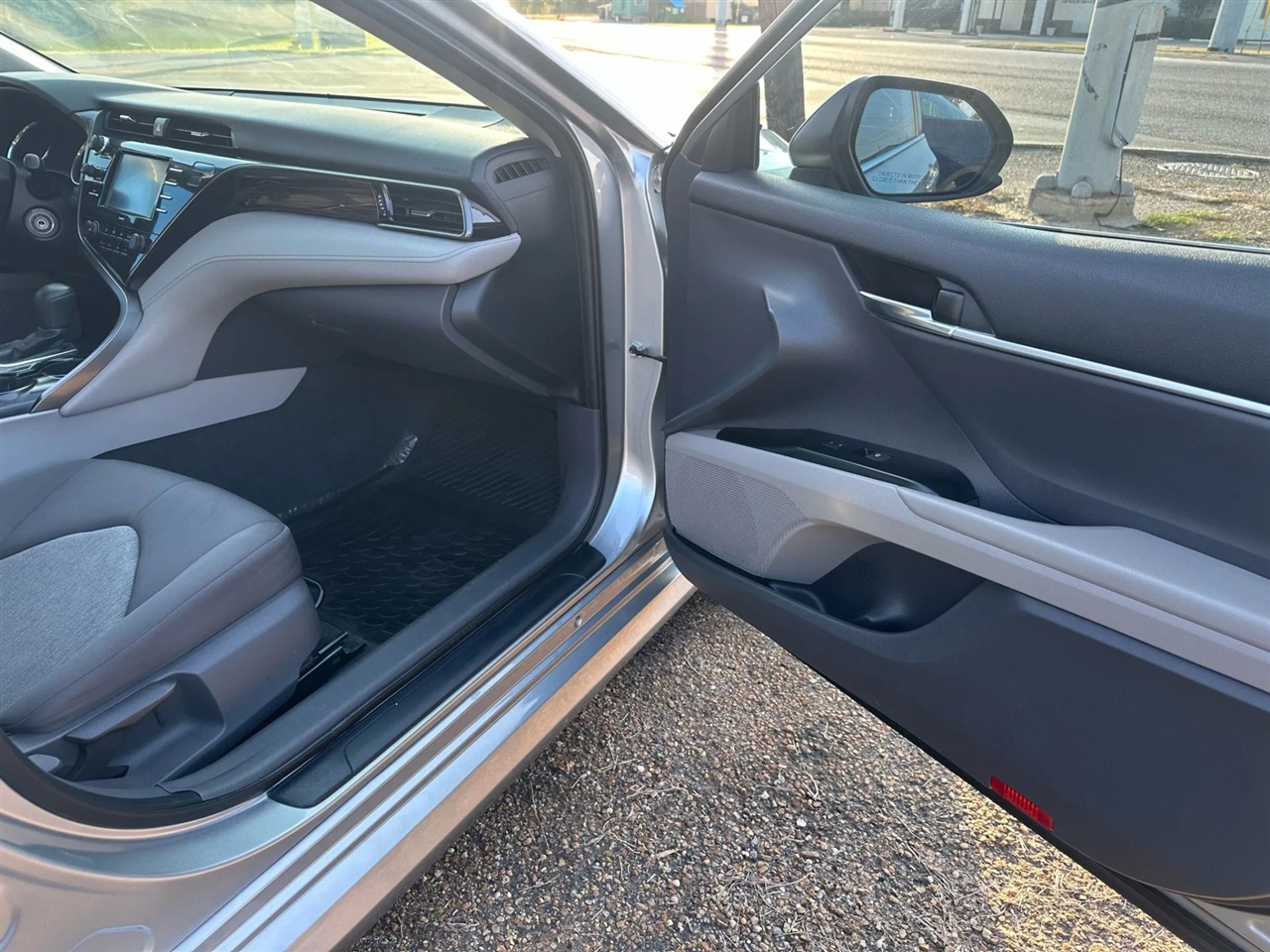 2020 Toyota Camry LE photo 9