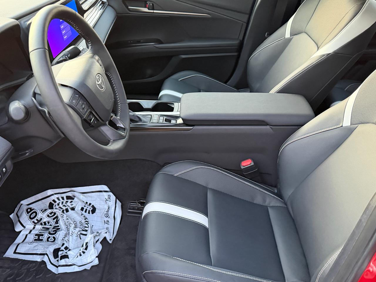 Toyota Camry Hybrid SE AWD 2025