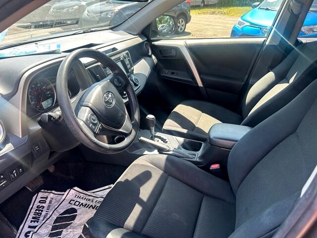 2015 Toyota RAV4 LE photo 4