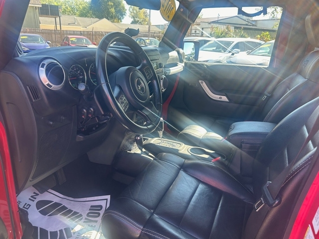 2012 Jeep Wrangler Unlimited Sahara photo 2