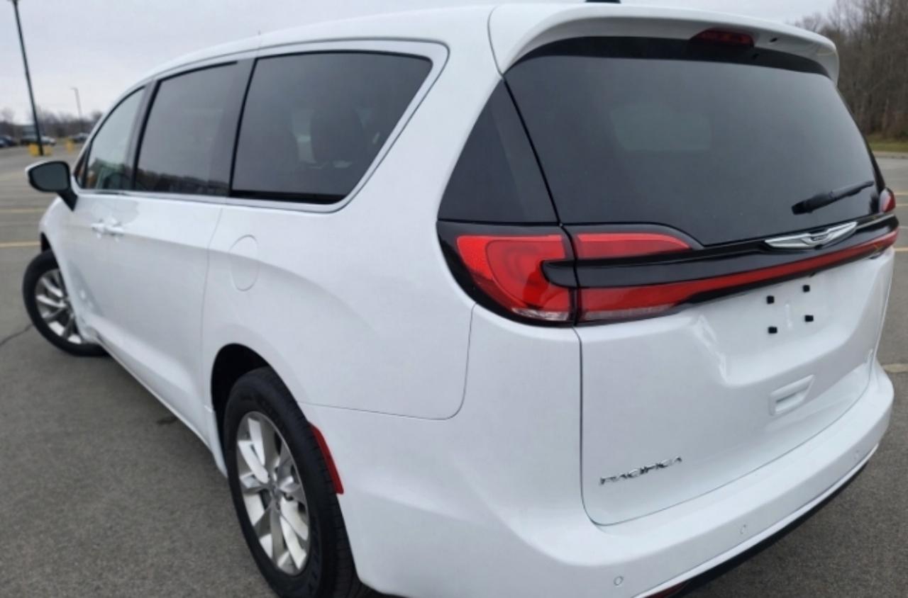 Chrysler Pacifica Touring L AWD 2023