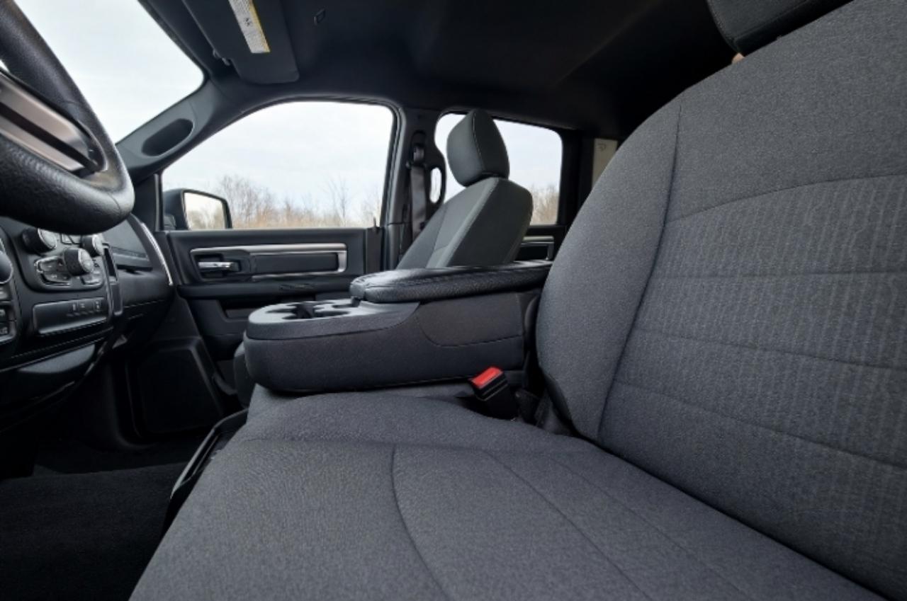 RAM 1500 Classic Warlock 4x4 Crew Cab 5'7" Box 2022