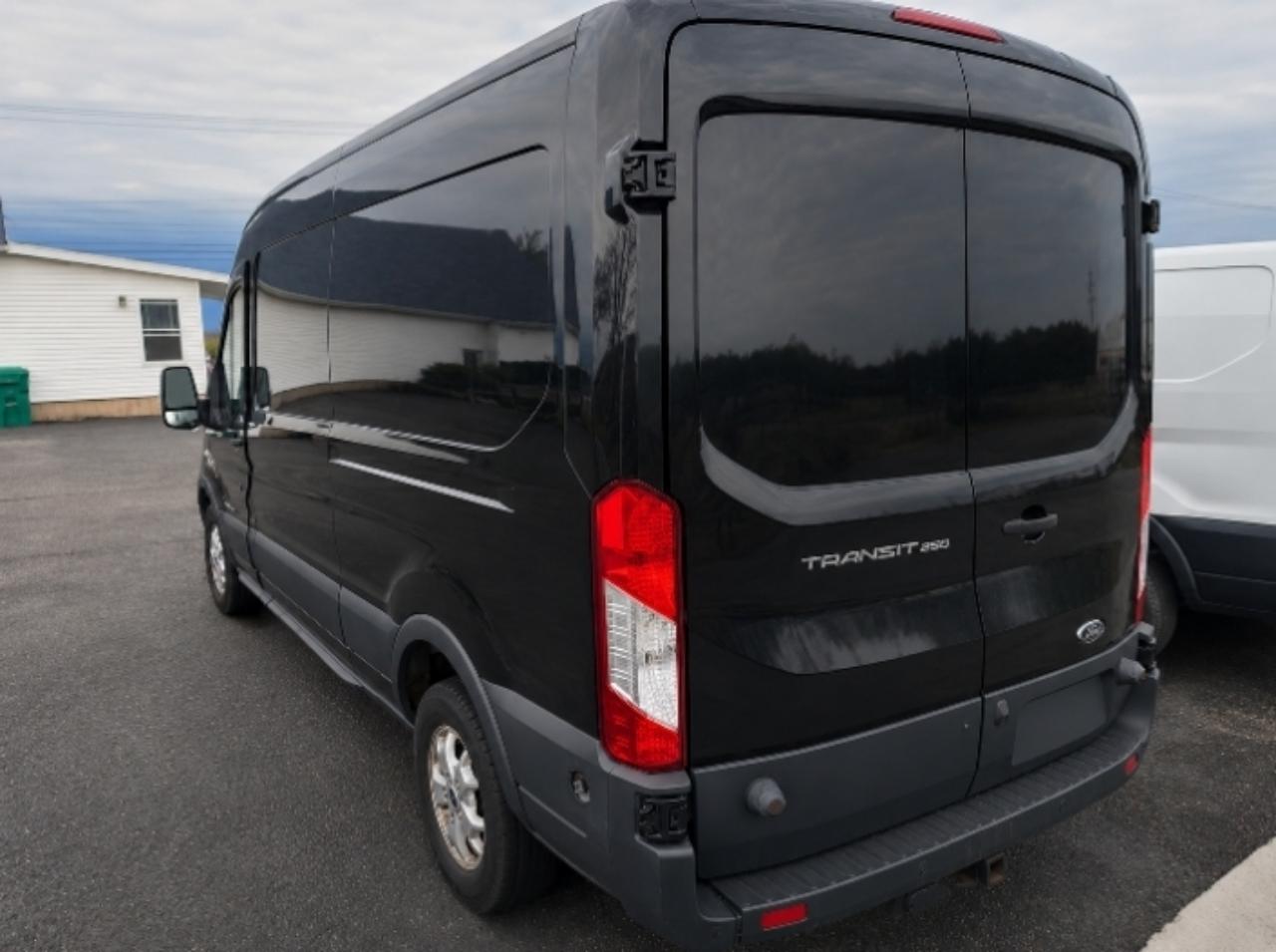 Ford Transit 250 Van Med. Roof w/Sliding Pass. 148-in. WB 2015