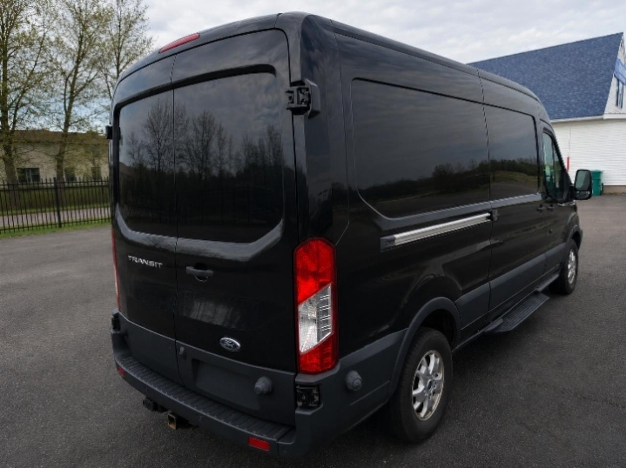 Ford Transit 250 Van Med. Roof w/Sliding Pass. 148-in. WB 2015