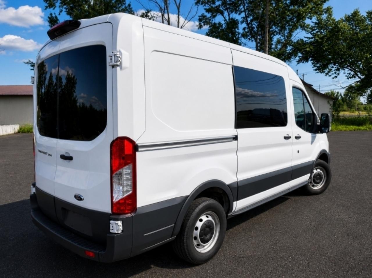 Ford Transit 250 Van Med. Roof w/Sliding Pass. 130-in. WB 2018