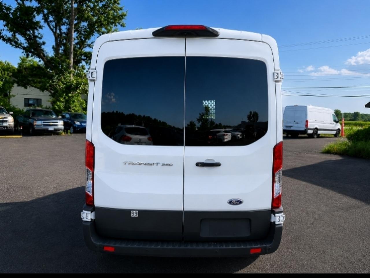 Ford Transit 250 Van Med. Roof w/Sliding Pass. 130-in. WB 2018