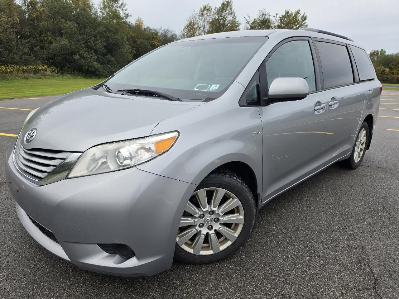 Toyota Sienna LE 7-Passenger AWD 2017