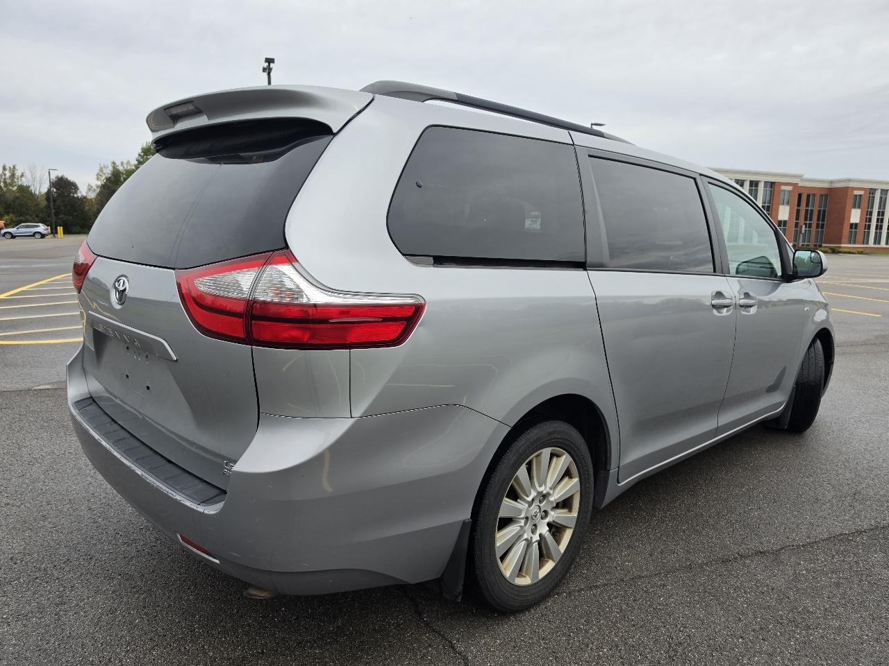 Toyota Sienna LE 7-Passenger AWD 2017