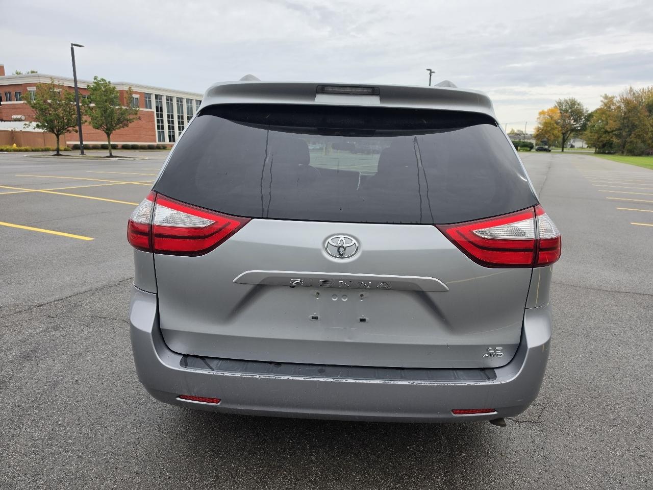 Toyota Sienna LE 7-Passenger AWD 2017