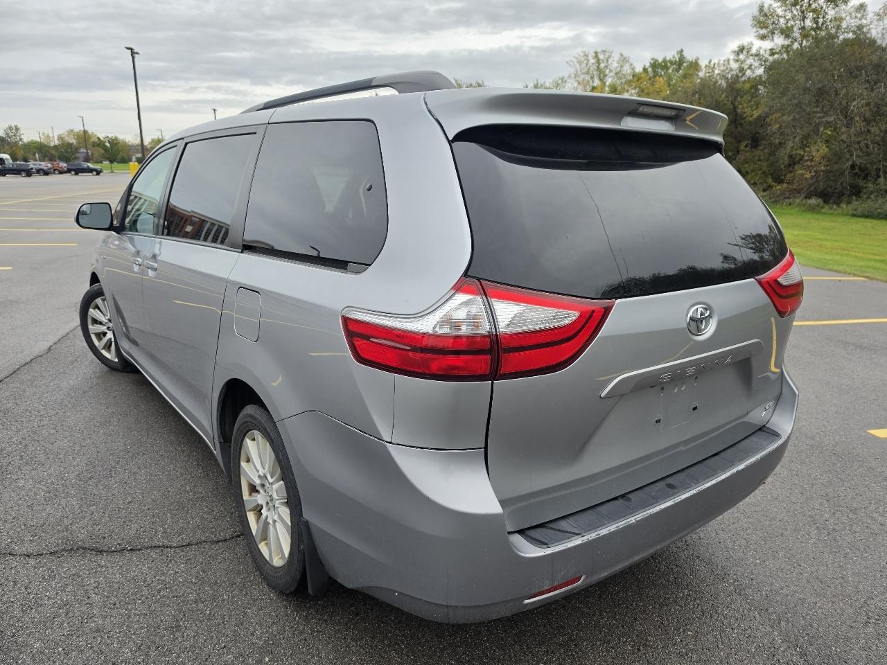 Toyota Sienna LE 7-Passenger AWD 2017