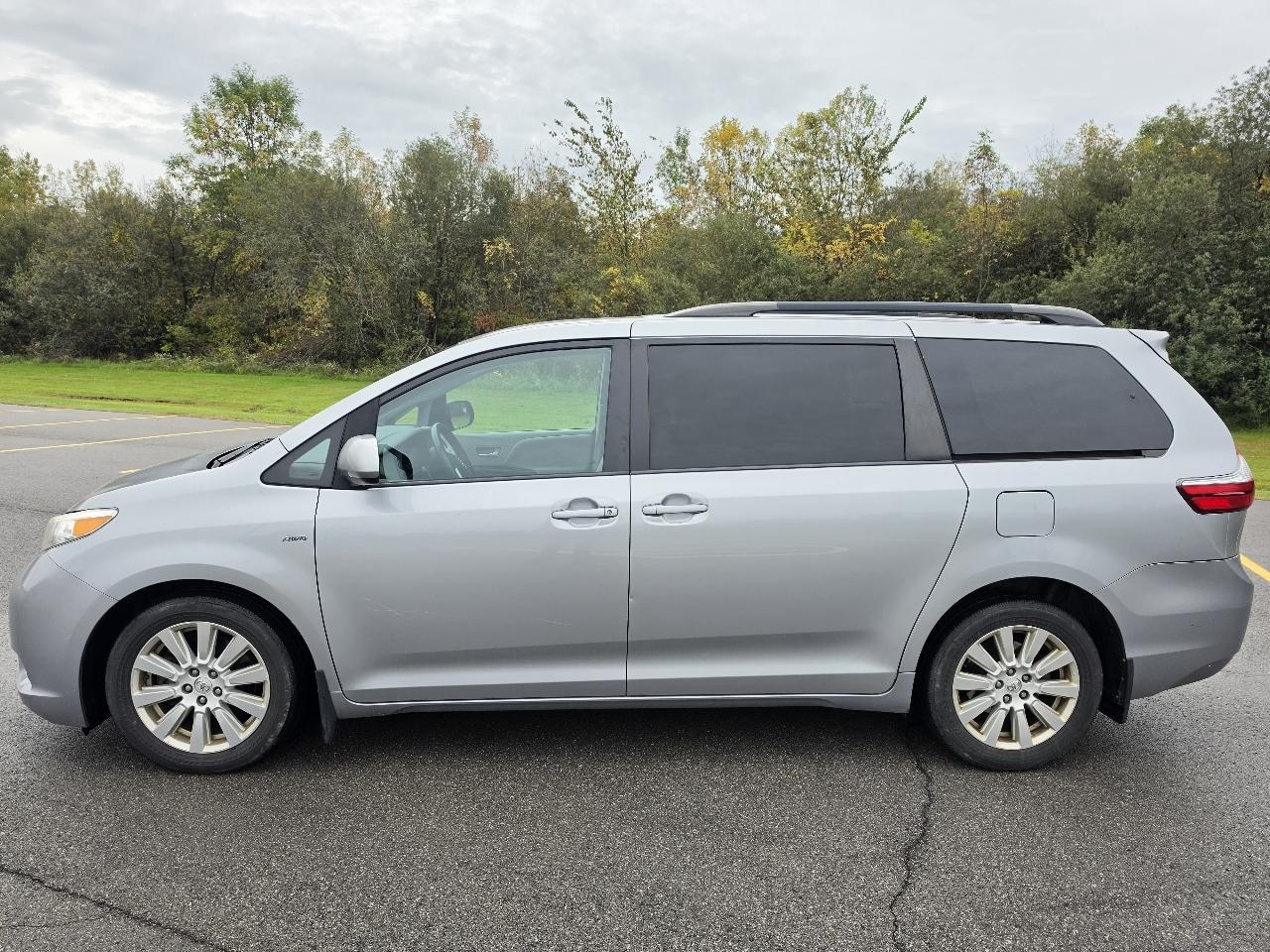 Toyota Sienna LE 7-Passenger AWD 2017