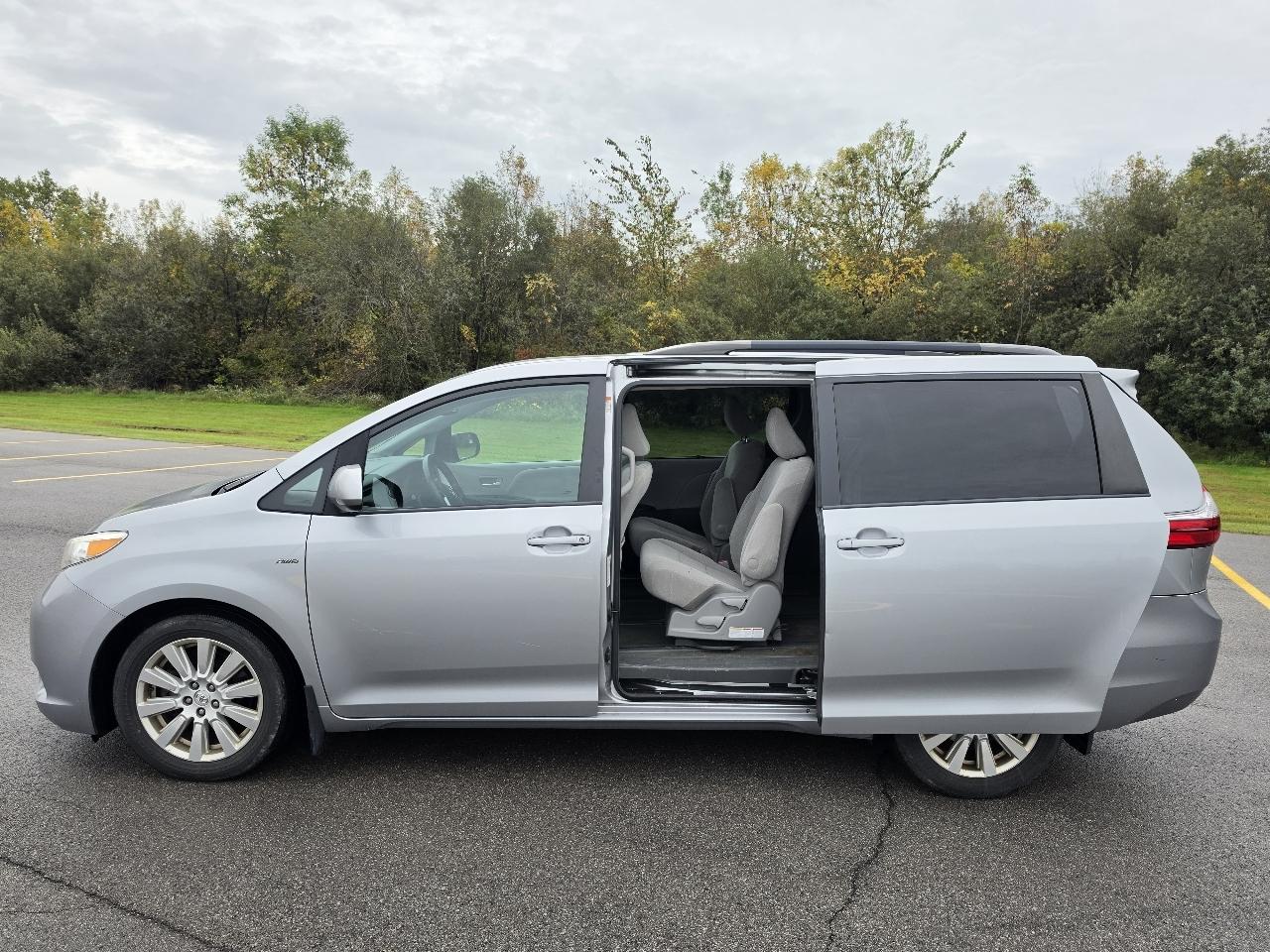 Toyota Sienna LE 7-Passenger AWD 2017