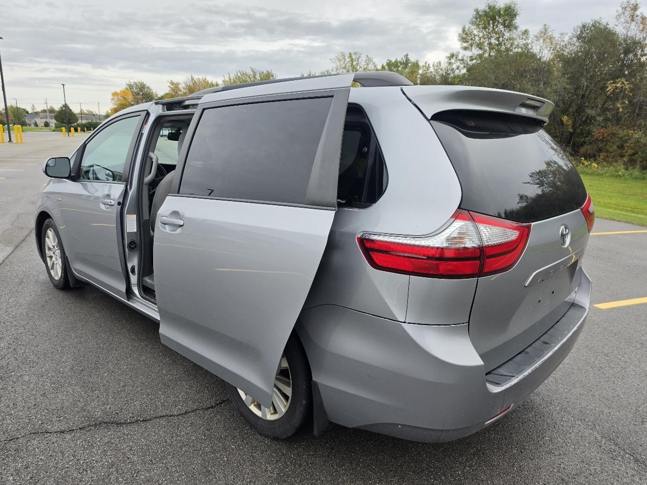 Toyota Sienna LE 7-Passenger AWD 2017