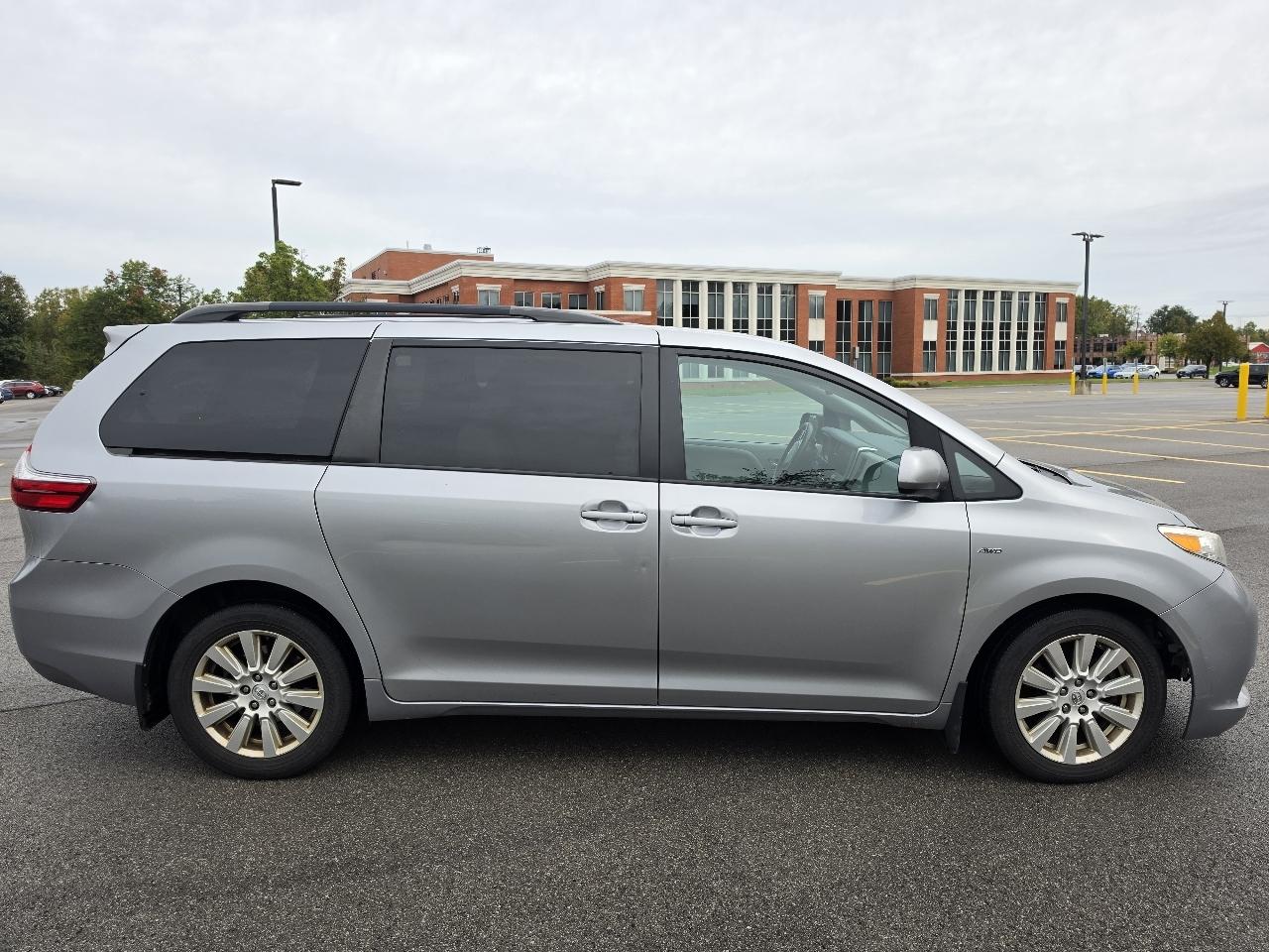 Toyota Sienna LE 7-Passenger AWD 2017