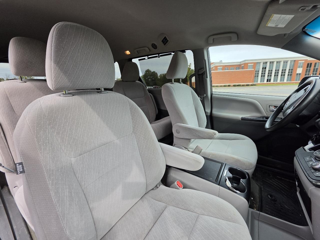Toyota Sienna LE 7-Passenger AWD 2017
