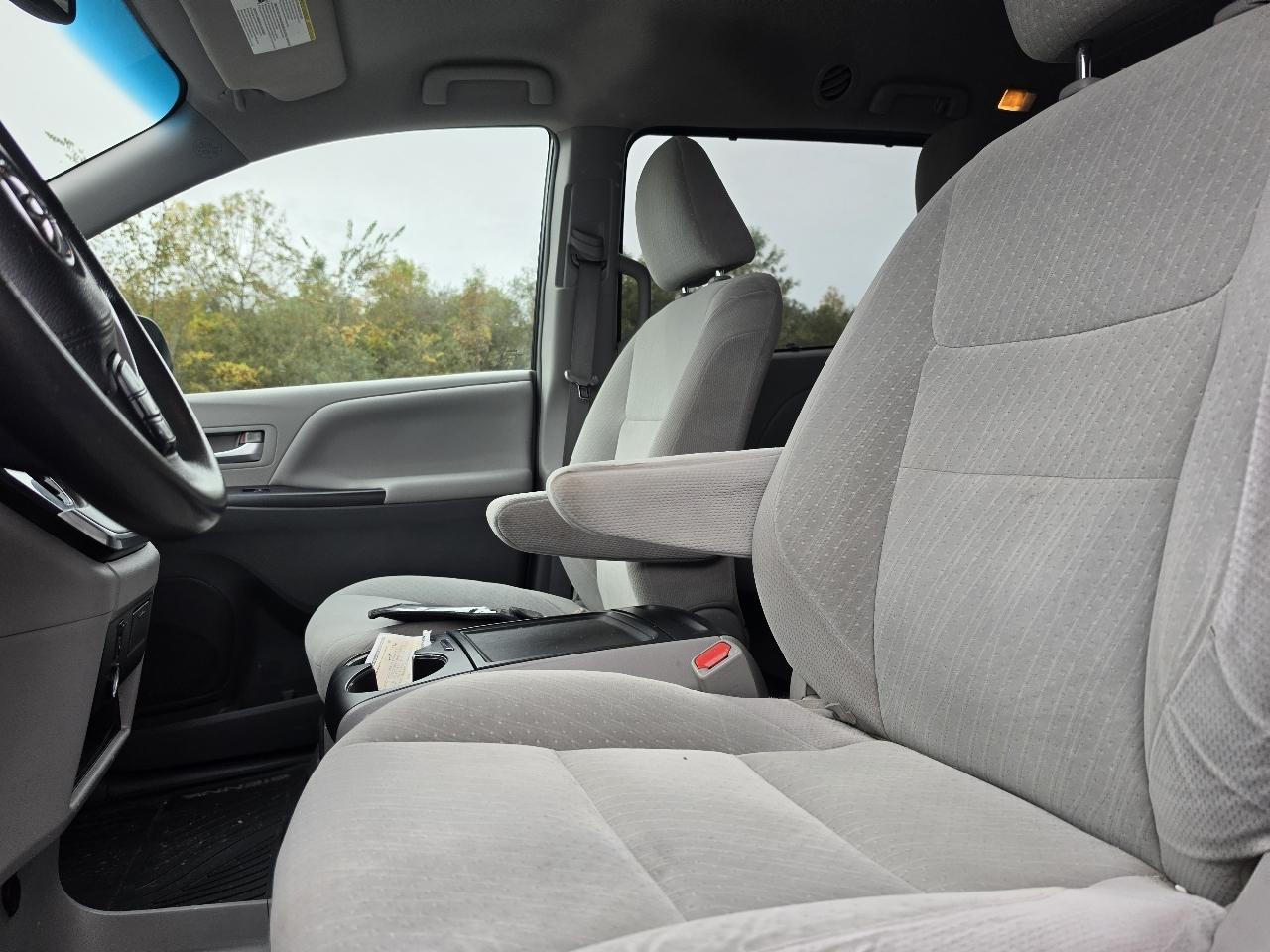 Toyota Sienna LE 7-Passenger AWD 2017